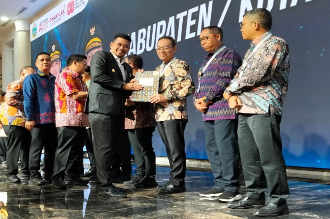 Gubernur Sumatera Utara Bobby Nasution saat menyerahkan DBH kepada walikota dan bupati se Sumut di Kantor Gubernur Sumatera Utara, Jumat (8/8/2025). Foto: Reza Sahab/kaldera.id