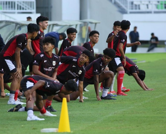 Timnas Indonesia U-17 menggelar latihan perdana di Stadion Utama Sumatera Utara, Sabtu (9/8/2025) malam, sebagai pemanasan jelang tampil di Piala Kemerdekaan 2025.