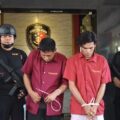 Personel Kepolisian Daerah Sumatera Utara membekuk jaringan pencurian lintas provinsi yang menggunakan modus ganjal ATM dan menukar kartu nasabah.