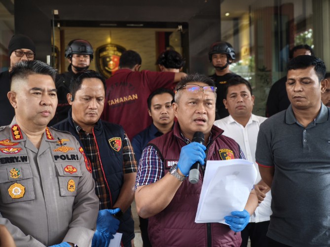 Kepolisian Daerah Sumatera Utara berhasil mengungkap kasus pembunuhan keji terhadap SSL (35), warga Medan Maimun, yang jenazahnya ditemukan di laut perairan Bireuen, Aceh.