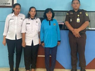 Kejaksaan Negeri (Kejari) Medan, Sumatera Utara, mengeksekusi Frida Mona Simarmata (69) ke Lembaga Pemasyarakatan (Lapas) Perempuan Kelas II A Medan untuk menjalani hukuman pidana penjara satu tahun dalam perkara penyerobotan tanah.