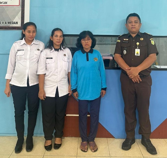 Kejaksaan Negeri (Kejari) Medan, Sumatera Utara, mengeksekusi Frida Mona Simarmata (69) ke Lembaga Pemasyarakatan (Lapas) Perempuan Kelas II A Medan untuk menjalani hukuman pidana penjara satu tahun dalam perkara penyerobotan tanah.