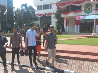 Anggota Pansus Ranperda kebakaran meninggalkan Kantor Wali Kota Medan