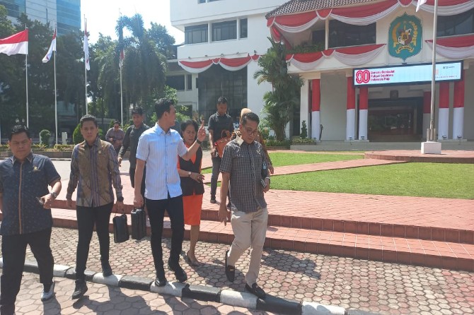 Anggota Pansus Ranperda kebakaran meninggalkan Kantor Wali Kota Medan