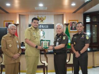 Gubernur Sumatera Utara (Sumut) Muhammad Bobby Afif Nasution menerima kunjungan Kepala Kejaksaan Tinggi (Kajati) Sumut, Harli Siregar, di ruang kerjanya, Kantor Gubernur Sumut, Jalan Pangeran Diponegoro Nomor 30 Medan, Selasa (12/8/2025).