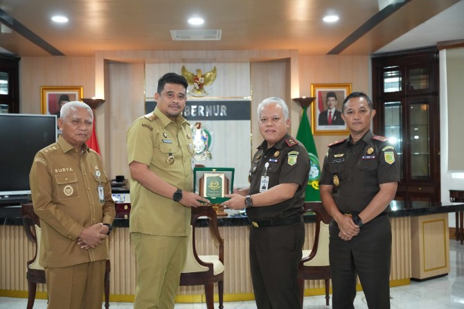 Gubernur Sumatera Utara (Sumut) Muhammad Bobby Afif Nasution menerima kunjungan Kepala Kejaksaan Tinggi (Kajati) Sumut, Harli Siregar, di ruang kerjanya, Kantor Gubernur Sumut, Jalan Pangeran Diponegoro Nomor 30 Medan, Selasa (12/8/2025).