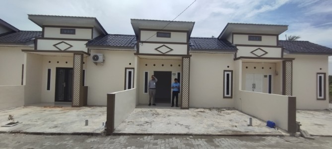 Pegawai Unit Usaha Syariah Bank Sumut melakukan survei kualitas perumahan yang akan didanai melalui fasilitas KPR Sejahtera Syariah Tapak FLPP