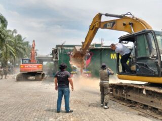 Pembongkaran tempat hiburan malam (THM) di Jalan Seipetani, Kecamatan Kutalimbaru, Kabupaten Deliserdang dan di Jalan Binjai, Emplasmen Kwala Mencirim, Kecamatan Seibingai, Kabupaten Langkat, Kamis (14/8/2025).