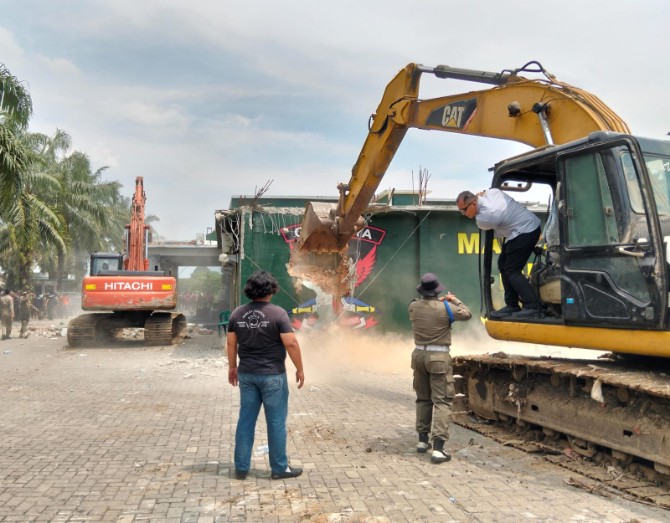 Pembongkaran tempat hiburan malam (THM) di Jalan Seipetani, Kecamatan Kutalimbaru, Kabupaten Deliserdang dan di Jalan Binjai, Emplasmen Kwala Mencirim, Kecamatan Seibingai, Kabupaten Langkat, Kamis (14/8/2025).