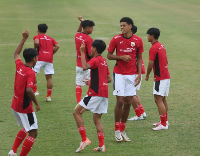 Timnas Indonesia U-17 bersiap menggebrak di laga kedua Piala Kemerdekaan 2025. Lawan yang menanti adalah Uzbekistan U-16 di Stadion Utama Sumatera Utara, Jumat (15/8/2025) pukul 19.30 WIB.