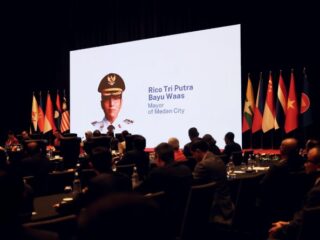 Wali Kota Medan, Rico Tri Putra Bayu Waas, kembali menjadi pembicara dalam forum internasional ASEAN Governors and Mayors Forum yang digelar di Kuala Lumpur, Malaysia.