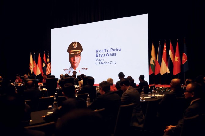 Wali Kota Medan, Rico Tri Putra Bayu Waas, kembali menjadi pembicara dalam forum internasional ASEAN Governors and Mayors Forum yang digelar di Kuala Lumpur, Malaysia.
