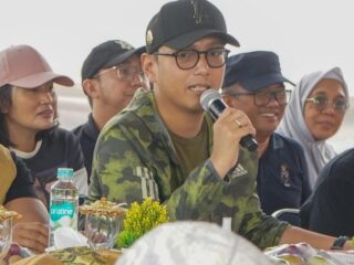 Warga Ucapkan Terima Kasih pada Rico Waas atas Program Tebus Ijazah