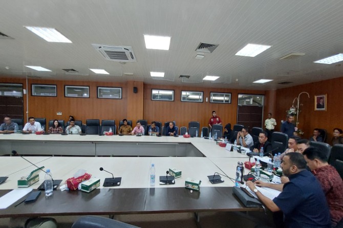 Rapat dengar pendapat (RDP) bersama perwakilan perusahaan serta sejumlah Organisasi Perangkat Daerah (OPD) Pemko Medan, di Gedung DPRD Medan, Selasa (18/8/2025).