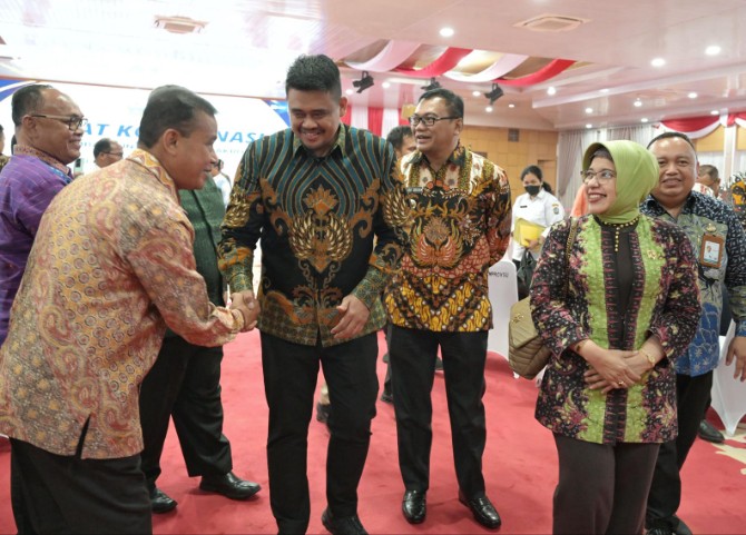 Rapat Koordinasi (Rakor) Pembangunan Ekonomi Makro, Gubernur Bobby Nasution, bersama Badan Pusat Statistik (BPS) dan Perum Bulog, di Aula Tengku Rizal Nurdin, Rumah dinas Gubernur, Jalan Jenderal Sudirman Nomor 41 Medan, Rabu (20/8/2025) malam.