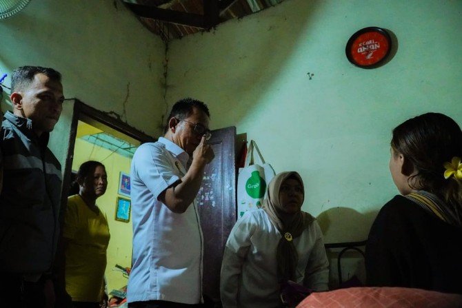 Wakil Walikota Medan Zakiyuddin Harahap merespons cepat laporan warga dengan mendatangi langsung kediaman korban kekerasan dan pelecehan seksual di Jalan Menteng, Medan, Rabu (20/8/2025) malam.
