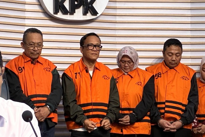 Komisi Pemberantasan Korupsi (KPK) menetapkan Wakil Menteri Ketenagakerjaan (Wamenaker) Immanuel Ebenezer sebagai tersangka terkait kasus pemerasan pengurusan sertifikat K3 (Keselamatan dan Kesehatan Kerja) di Kementerian Ketenagakerjaan.