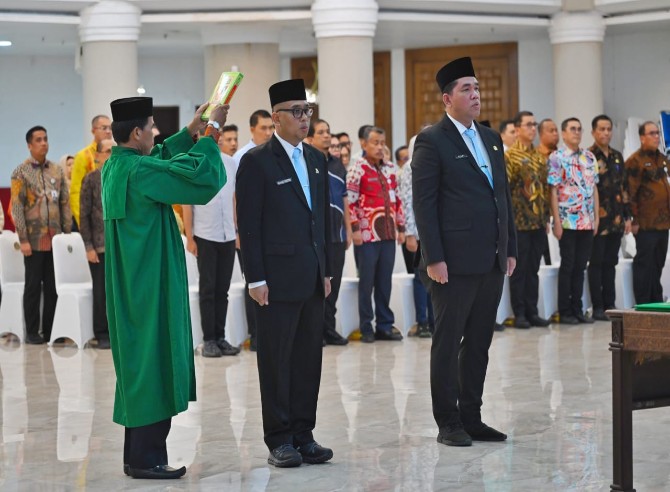 Gubernur Sumatera Utara Muhammad Bobby Afif Nasution melantik dan mengambil sumpah jabatan dua Pejabat Pimpinan Tinggi Pratama (Eselon II) di Lingkungan Pemprov Sumut.