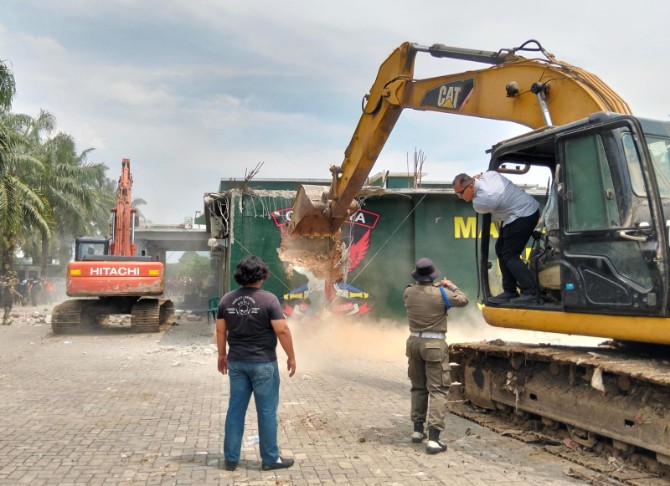 Pembongkaran tempat hiburan malam (THM)