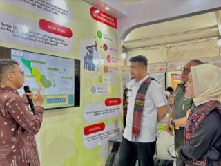 Gubernur Sumatera Utara (Sumut), Muhammad Bobby Afif Nasution meninjau stan SKK Migas Sumbagut-KKKS Wilayah Sumut di Pekan Inovasi dan Investasi Sumut 2025 (PIIS) di Istana Maimum, Rabu (20/8/2025). 