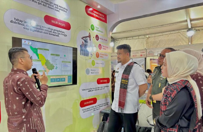 Gubernur Sumatera Utara (Sumut), Muhammad Bobby Afif Nasution meninjau stan SKK Migas Sumbagut-KKKS Wilayah Sumut di Pekan Inovasi dan Investasi Sumut 2025 (PIIS) di Istana Maimum, Rabu (20/8/2025). 