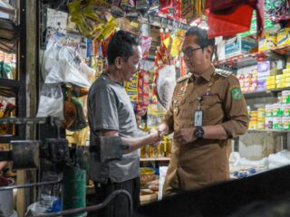Menindaklanjuti keluhan warga terkait naiknya harga beras, Wali Kota Medan, Rico Tri Putra Bayu Waas meninjau Pasar Sei Sikambing, Senin (25/8/2025).