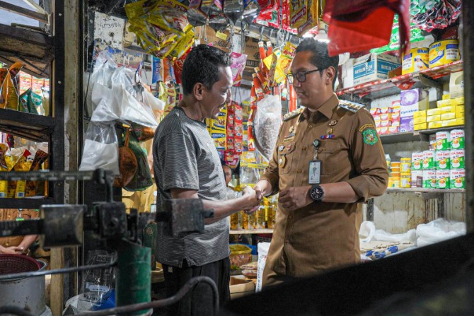 Menindaklanjuti keluhan warga terkait naiknya harga beras, Wali Kota Medan, Rico Tri Putra Bayu Waas meninjau Pasar Sei Sikambing, Senin (25/8/2025).