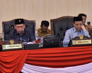 Pimpinan DPRD Medan terlihat tekun mendengarkan hasil reses yang dibacakan para anggota dewan