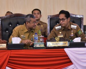 Walikota Medan Rico Waas dan Sekda Kota Medan terlihat berbincang di sela sela Sidang Paripurna DPRD Medan dengan agenda penyampaian hasil reses III Anggota DPRD Medan