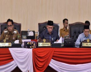 Ketua DPRD Medan Wong Chun Sen dan Wakil ketua DPRD Medan Rajuddin Sagala bersama Wali Kota Medan Rico Waas mendengarkan penyampaian hasil reses anggota DPRD Medan