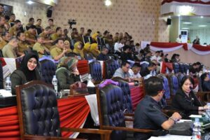 Para anggota dewan dan undangan yang hadir terlihat fokus mendengarkan penyampaian hasil reses anggota dewan ketiga di Gedung DPRD Medan