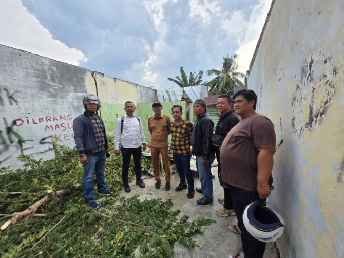 Kepolisian Sektor (Polsek) Medan Tembung menggerebek lokasi yang diduga menjadi sarang peredaran narkoba di Jalan Beringin Pasar VII, tepatnya di Gang Cempedak, Desa Tembung, Kecamatan Percut Sei Tuan, Kabupaten Deli Serdang, Senin (25/8/2025)