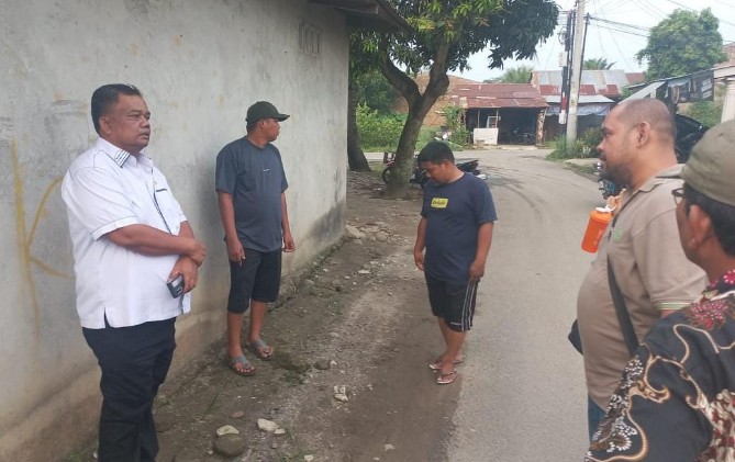 Binsar Simarmata, saat bertemu warga