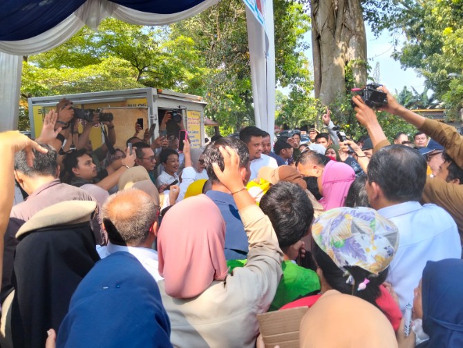 Gubernur Sumatera Utara, Bobby Afif Nasution, meninjau pelaksanaan Gerakan Pangan Murah yang digelar di sejumlah titik, di antaranya Lapangan PTPN 2 Tanjung Morawa dan Lapangan Kebun Lada, Kota Binjai, Rabu (27/8/2025).
