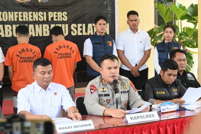 Kapolres Labusel, AKBP Aditya SP Sembiring Muham didampingi Kasat Reskrim, AKP Endang R Ginting dan Kapolsek Kampung Rakyat, AKP Ilham Lubis merilis pengungkapan kasus bunuh diri karena hamil, Rabu (27/8/2025)