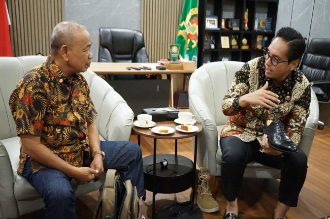 Rico Waas saat menerima audiensi dari pengurus Kopinkra Sepatu Kulit Medan di Rumah Dinas Wali Kota Medan, Kamis (28/8/2025).