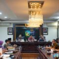 Rapat membahas persoalan warga yang masih bertahan di lahan KIM di Ruang Rapat II, Balai Kota, Kamis (28/8/2025).