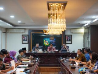 Rapat membahas persoalan warga yang masih bertahan di lahan KIM di Ruang Rapat II, Balai Kota, Kamis (28/8/2025).