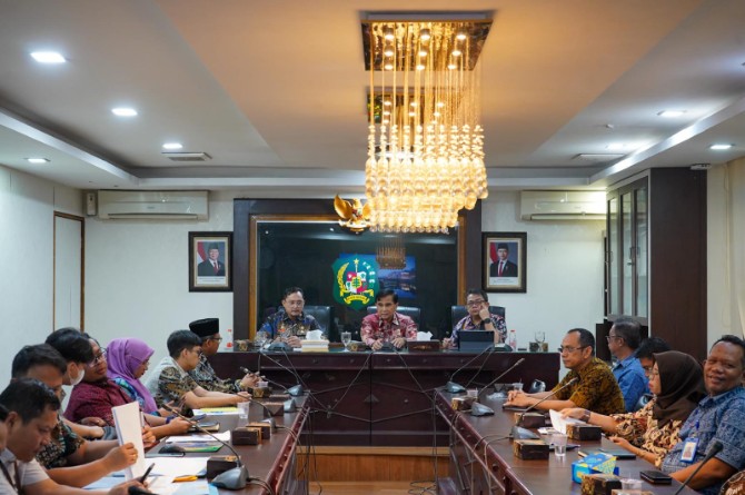 Rapat membahas persoalan warga yang masih bertahan di lahan KIM di Ruang Rapat II, Balai Kota, Kamis (28/8/2025).