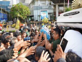 Gubernur Sumatera Utara Bobby Afif Nasution bagikan ratusan paket sembilan bahan pokok (sembako) kepada pengemudi ojek online (ojol) dan masyarakat , Sabtu (30/8/2025) sekitar Pukul 16.30 WIB.