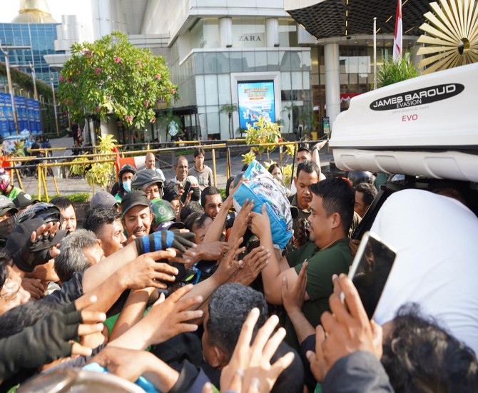 Gubernur Sumatera Utara Bobby Afif Nasution bagikan ratusan paket sembilan bahan pokok (sembako) kepada pengemudi ojek online (ojol) dan masyarakat , Sabtu (30/8/2025) sekitar Pukul 16.30 WIB.
