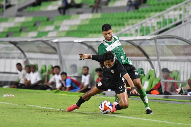 PSMS Medan menggelar laga persahabatan melawan Garudayaksa FC di Stadion Utama Sumatera Utara, Sabtu (30/8/2025) malam