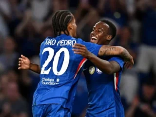 Chelsea meraih kemenangan perdana di Liga Inggris setelah mereka membantai tuan rumah West Ham United dengan skor 5-1 di Stadion Olimpiade London, Sabtu dini hari WIB.