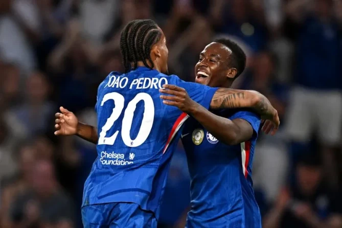 Chelsea meraih kemenangan perdana di Liga Inggris setelah mereka membantai tuan rumah West Ham United dengan skor 5-1 di Stadion Olimpiade London, Sabtu dini hari WIB.