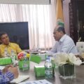 Ganjar Razuni (dua dari kanan) berbincang dengan Ketua Balitbang DPP Partai Golkar Prof Yuddy Chrisnandi. Ganjar akan dikukuhkan sebagai Guru Besar UNAS pada Selasa, 19 Agustus 2025.(HO/kaldera)