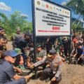 Ketua Pelaksana Satgas Penertiban Kawasan Hutan Dr. Febrie Adriansyah yang juga sebagai Jaksa Agung Muda Tindak Pidana Khusus, bersama Kepala Staf Umum TNI Letjend. Richard TH Tampubolon, Kepala BPKP Dr. Muhammad Yusuf Ateh, Perwakilan Pejabat Polri dan Pemerintah Provinsi Sulawesi Tenggara melakukan penertiban lahan yang semula dikuasai oleh PT Sampewali yang berlokasi di Kab. Bombana, Sulawesi Tenggara.(HO/kaldera)