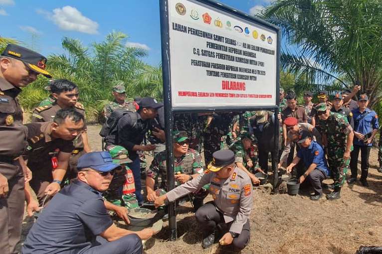 Ketua Pelaksana Satgas Penertiban Kawasan Hutan Dr. Febrie Adriansyah yang juga sebagai Jaksa Agung Muda Tindak Pidana Khusus, bersama Kepala Staf Umum TNI Letjend. Richard TH Tampubolon, Kepala BPKP Dr. Muhammad Yusuf Ateh, Perwakilan Pejabat Polri dan Pemerintah Provinsi Sulawesi Tenggara melakukan penertiban lahan yang semula dikuasai oleh PT Sampewali yang berlokasi di Kab. Bombana, Sulawesi Tenggara.(HO/kaldera)