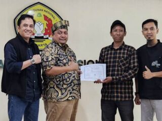 Sayed Junaidi Rizal (dua dari kiri) mendaftar sebagai calon Ketum Ikatan Alumni UPN Veteran Jakarta, kemarin.(HO/kaldera)