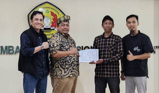 Sayed Junaidi Rizal (dua dari kiri) mendaftar sebagai calon Ketum Ikatan Alumni UPN Veteran Jakarta, kemarin.(HO/kaldera)