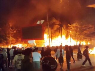 Gedung DPRD Makassar yang terbakar saat massa ricuh.